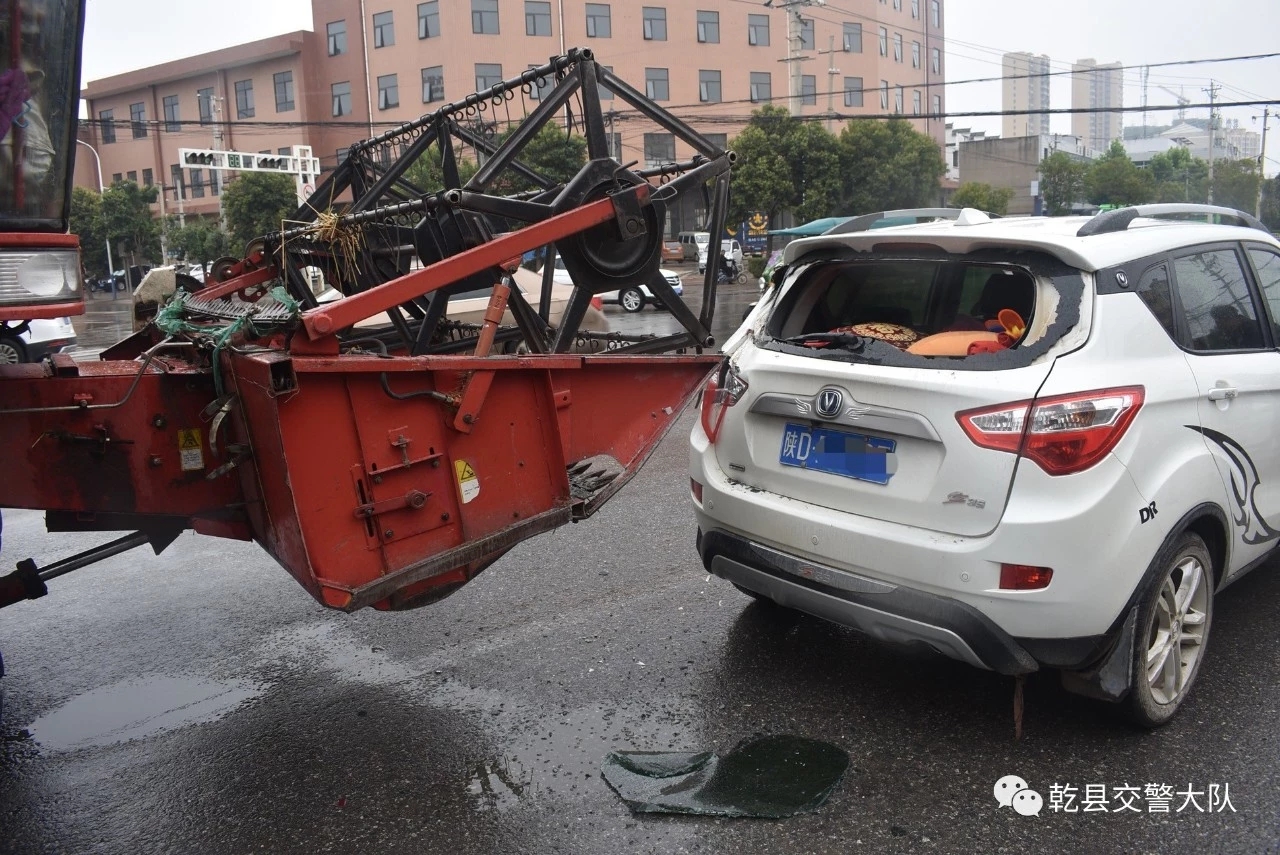 乾县发生一起收割机和轿车相撞交通事故