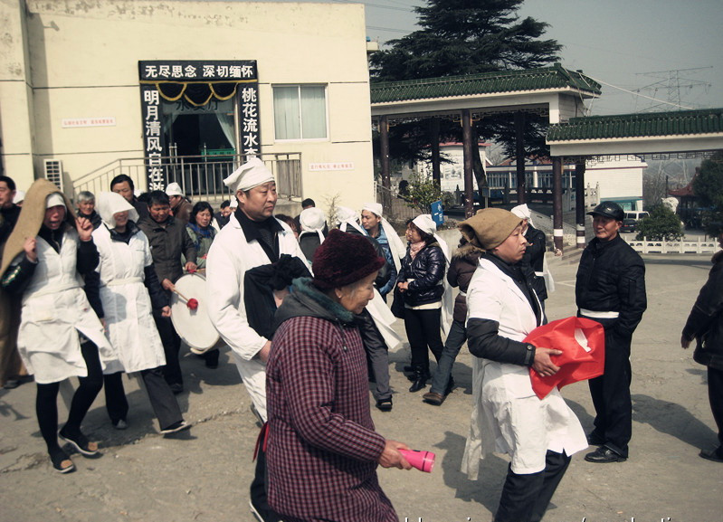 路祭送葬和舅妈合葬履行习俗,哭完了都在笑舅舅最爱的孙子辈盖棺撒土