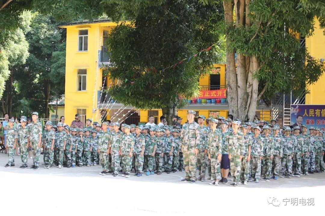 怎么回事宁明飞鸿中学被一群小迷彩服包围了