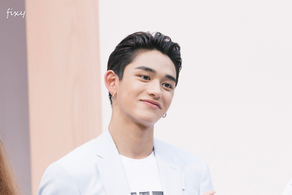 黄旭熙今日出席burberry站台活动帅气大背头现身