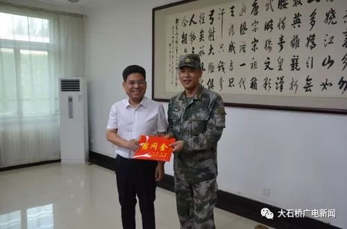 王立伟一行先后走访慰问了71239部队和营口军分区,与驻军官兵互致问候