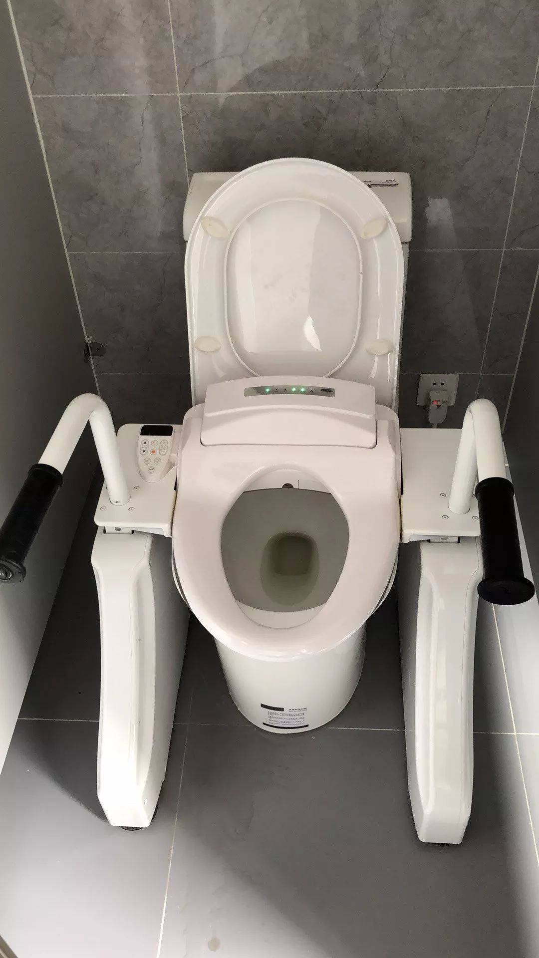 产品通过坐圈的升降用于帮助老人及膝关节不便人群如厕时下蹲与起身