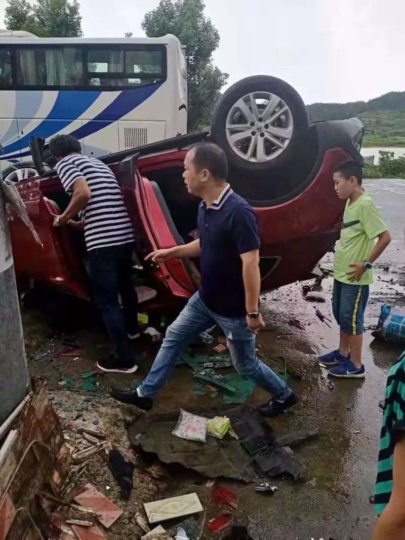 邵阳这里发生一起严重车祸,摩托司机当场死亡!