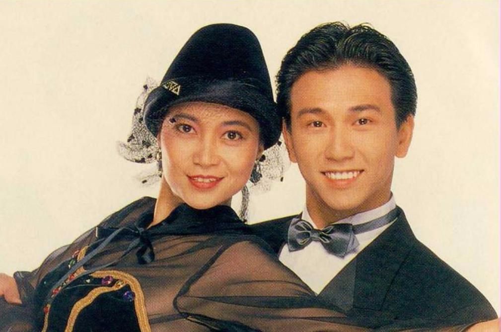 后来还和郭羡妮,温嘉蓉等几位女明星搞过恋情暧昧不清,而如今49岁的他