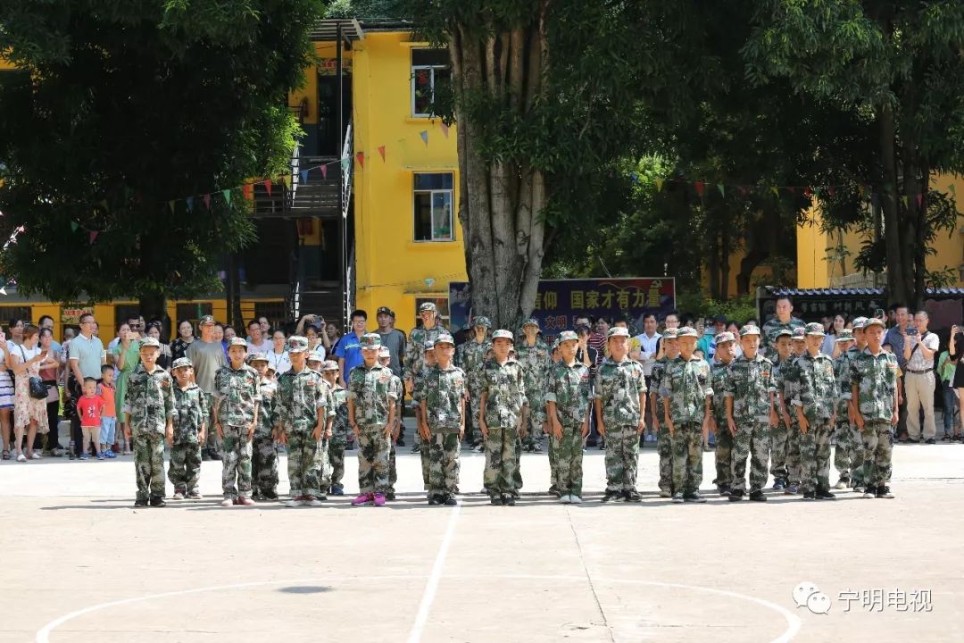 怎么回事宁明飞鸿中学被一群小迷彩服包围了