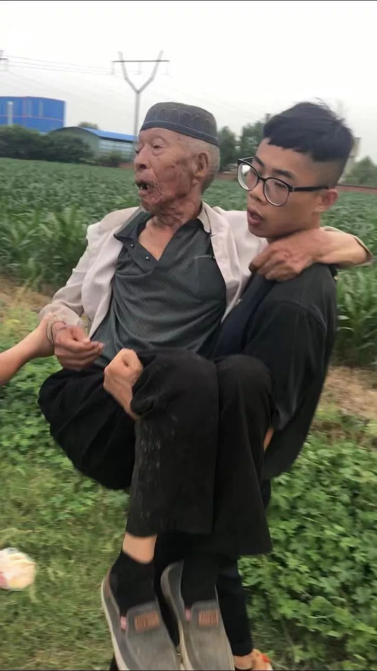 最美公主抱济源26岁民警这一抱暖了老人心