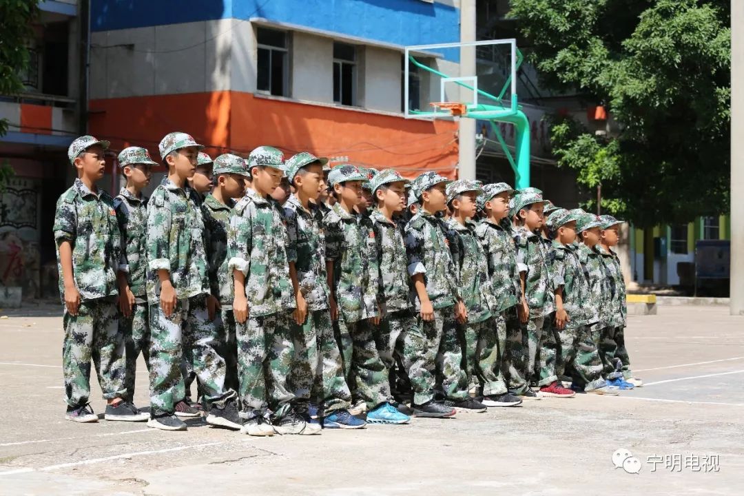 怎么回事宁明飞鸿中学被一群小迷彩服包围了