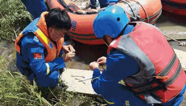 队员及家属2船10人从福利院三桥下松花江沿江面至上游开始搜索溺水者