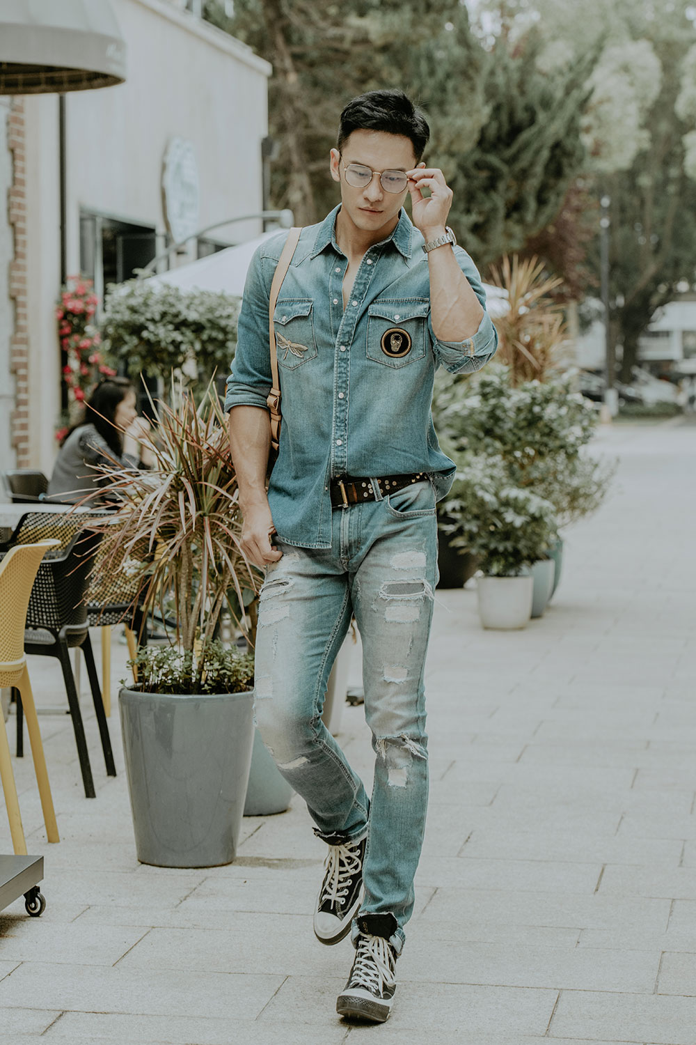 顾佑明夏日牛仔写真曝光 霸图队长清爽活力笑容很苏