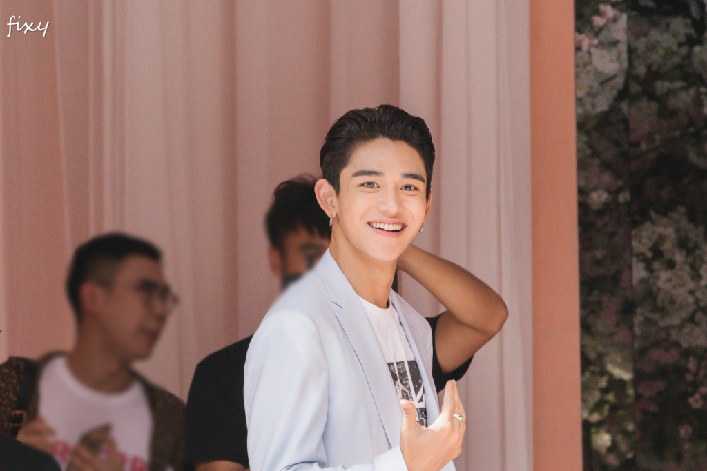 黄旭熙今日出席burberry站台活动帅气大背头现身