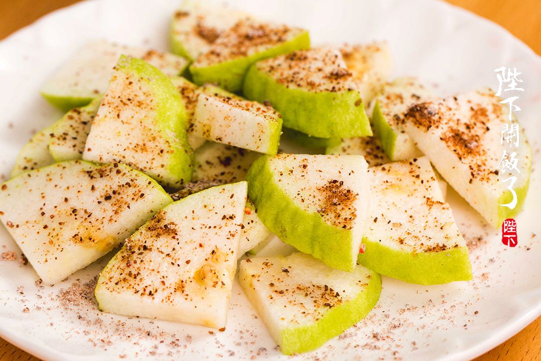 酸梅粉是用酸梅,山楂经熬煮取汁,糖桂花等各种辅料做成的,有生津止渴