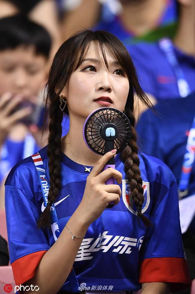 中超联赛第20轮各地女球迷风采独领风骚