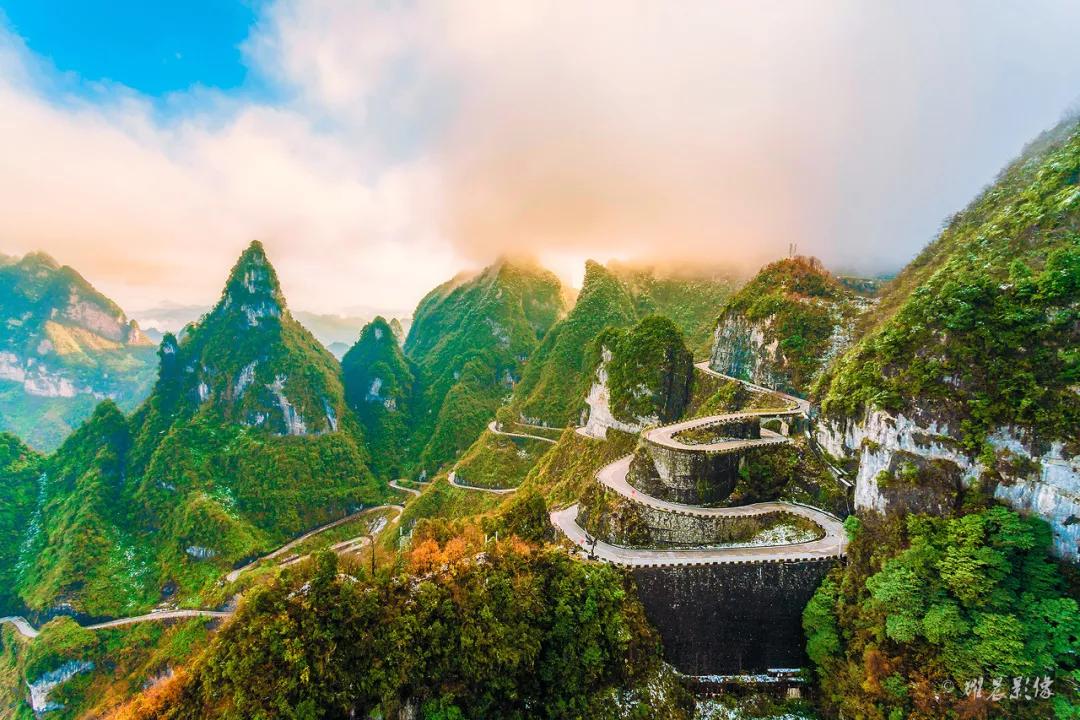 天门山是东梁山,西梁山的合称,其中以东梁山最为陡峭.