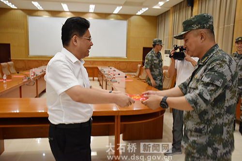 大石桥市领导走访慰问31700部队