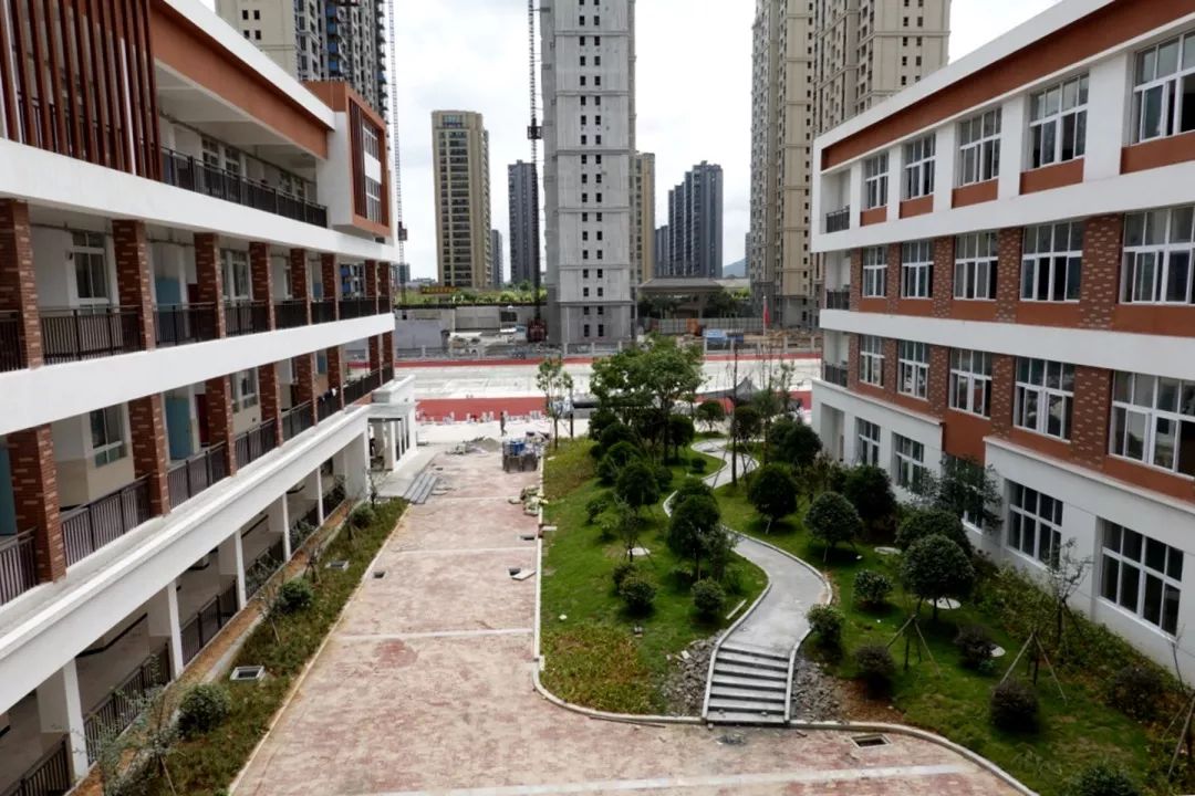 苍南县江滨实验小学(原县城新区江滨小学),位于体育场路以西,江滨路以