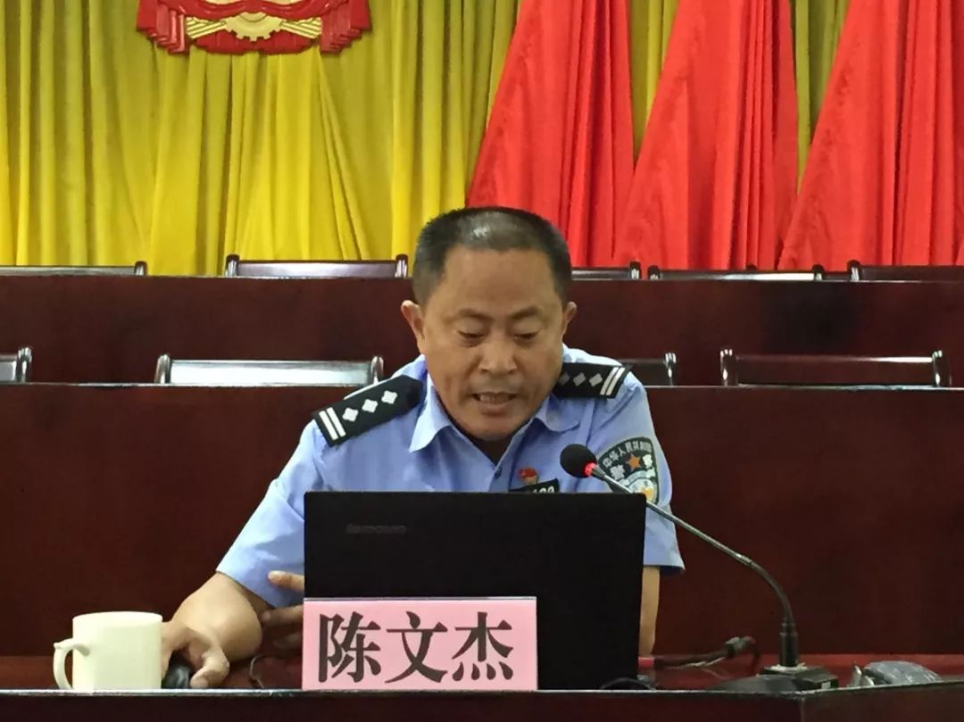 泉州市治安支队五大队大队长陈文杰进行相关法律法规培训,让综合巡查