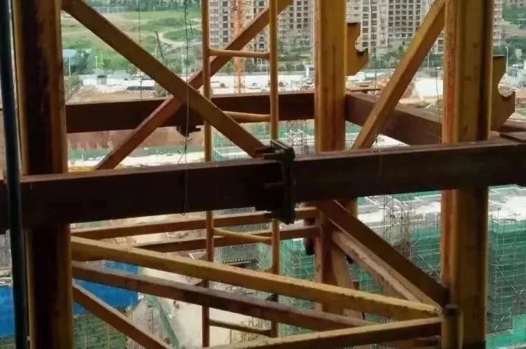 要求顶撑和标准节接触面要如图示扩大,增加抱紧效果在塔吊定位之初