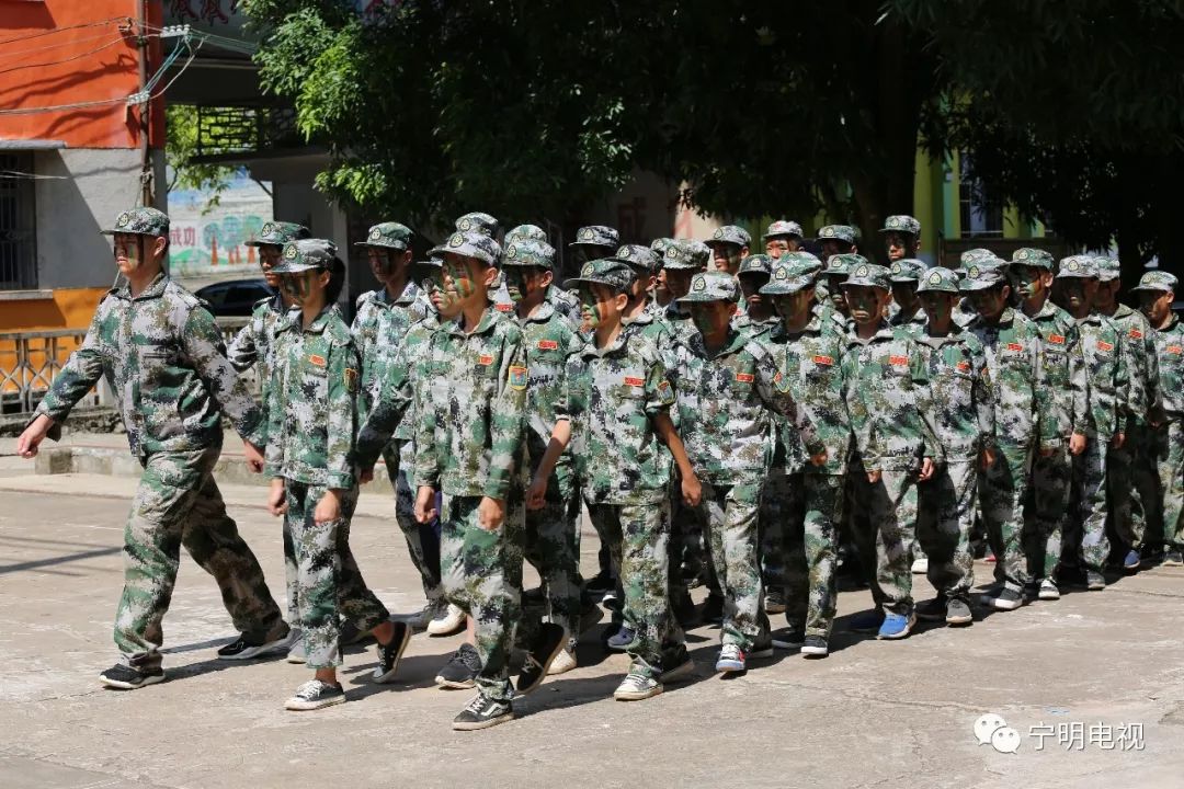 怎么回事宁明飞鸿中学被一群小迷彩服包围了
