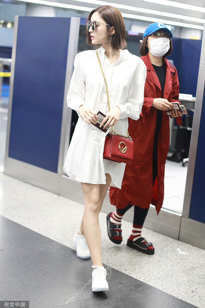 古力娜扎现身机场秀美腿 穿衬衫裙短发齐肩气场足