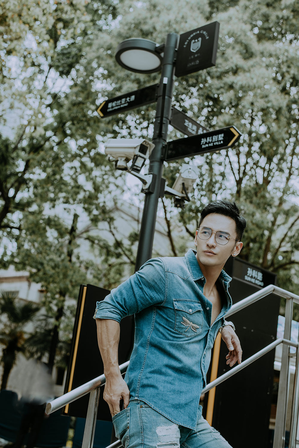 顾佑明夏日牛仔写真曝光 霸图队长清爽活力笑容很苏