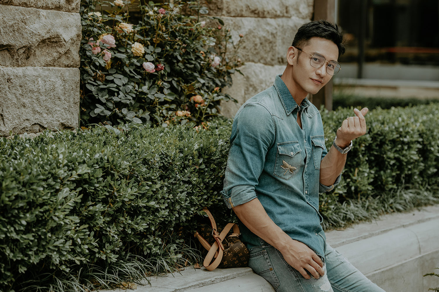 顾佑明夏日牛仔写真曝光 霸图队长清爽活力笑容很苏