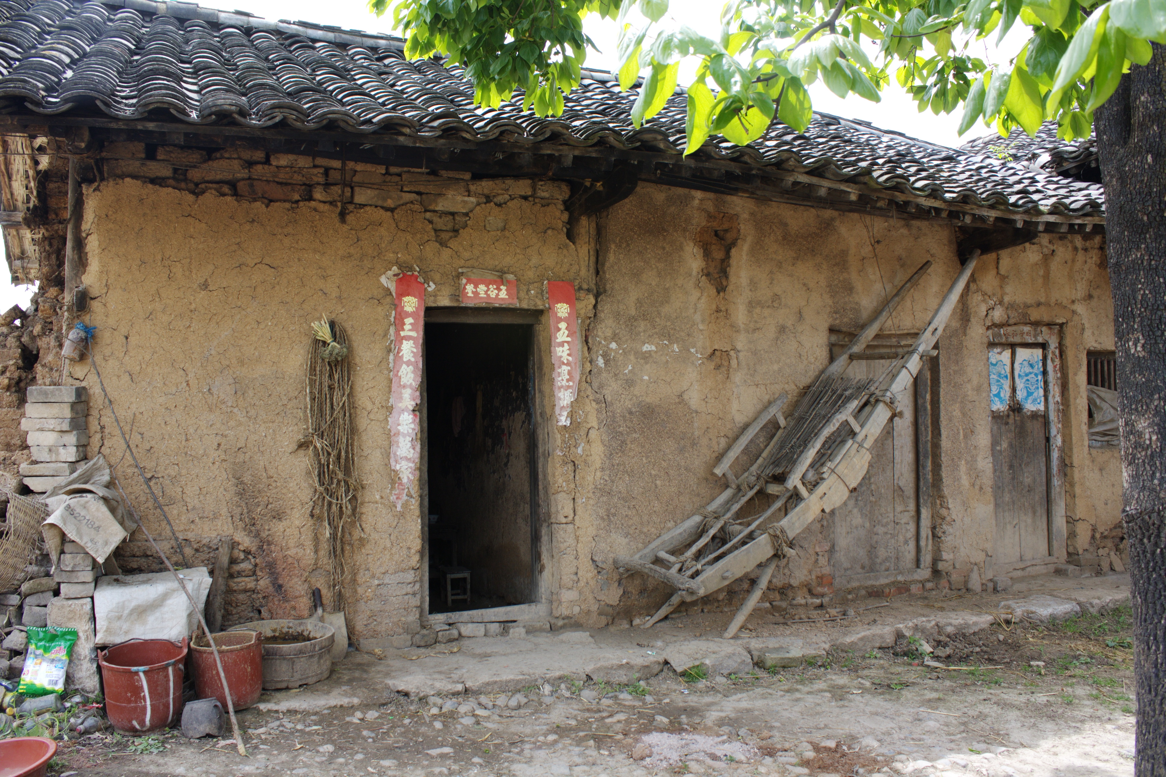 墙土房子逐渐成为一道渐行渐远的风景,过去在农村很吃香的夯土墙师傅