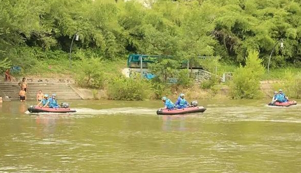六安市滨河公园附近新淠河2人溺水,一人获救,另一人仍在搜救