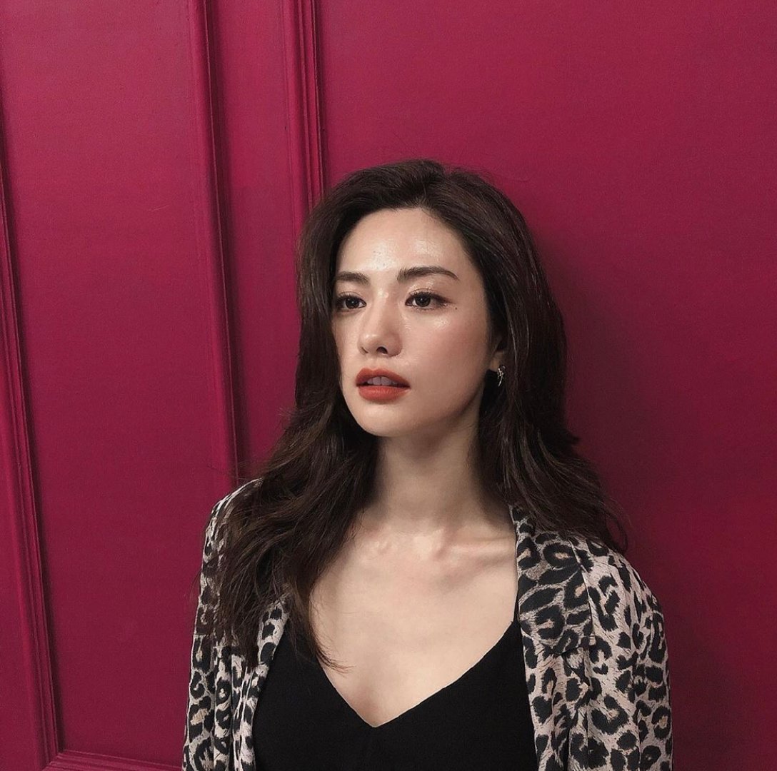 因为林珍娜的嘴唇薄,可以清楚地发现,当她涂口红那天,她选择了复古红