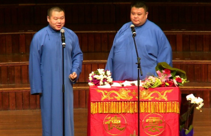 观众搭腔也是个很有争议的事情,岳云鹏就说过,他们是专业演员,对包袱