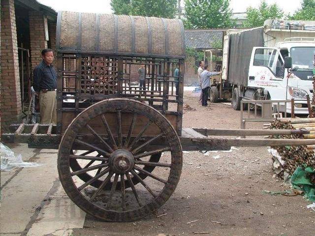 简单马车此车全靠人力驱动,可拉货可载客,皮实耐用,风刮日晒不心疼
