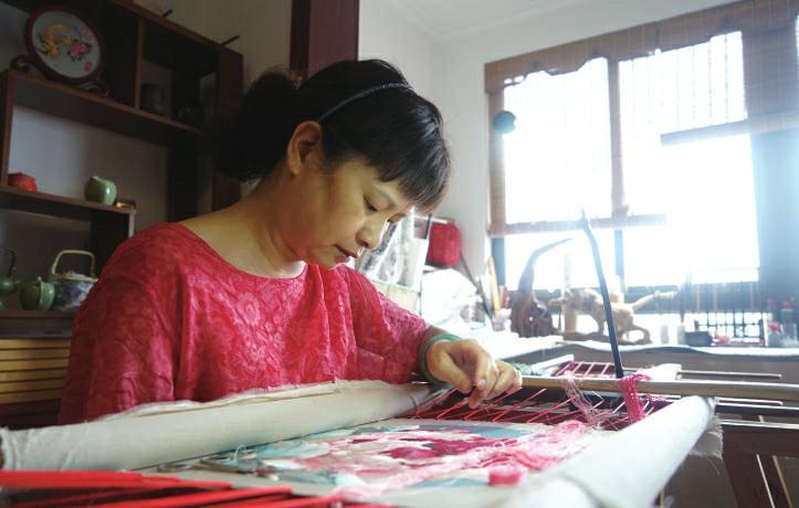 蜀绣非遗传承人向红霞独创人物艺术肖像绣让老手艺焕发新生机