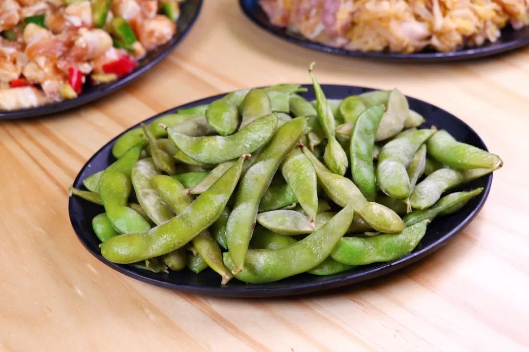 还有馒头,冰毛豆,土豆片,素菜凉菜都给你备齐了!