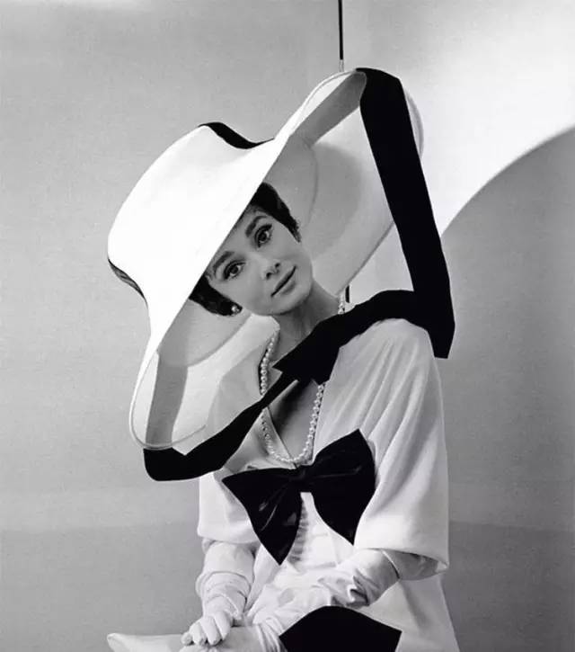 风情万种:奥黛丽·赫本的花样帽子_凡尼