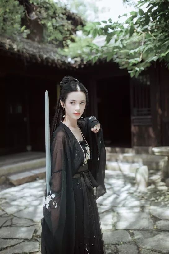 她一袭黑裙,与我在廊下舞剑.树影斑驳,耳边只有阵阵蝉鸣.