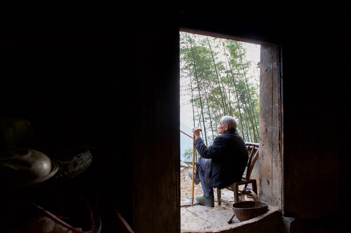 隐居山水,浅心独醉,只有老人倾听