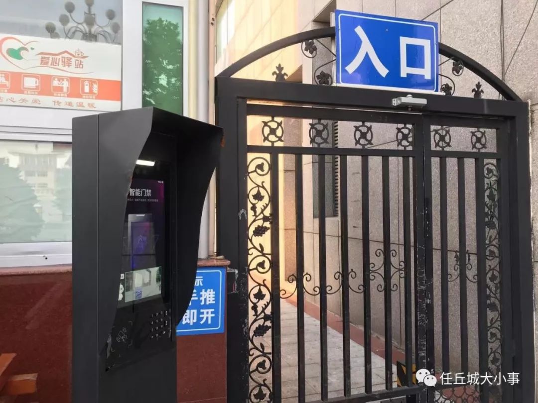 在小区的进出入口安装人脸识别门禁系统,以提升封闭式小区的安防能力