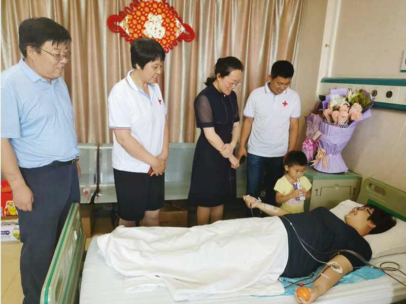无棣县副县长,红十字会会长贾芳看望翟广艳采集期间,省,市,县红十字会