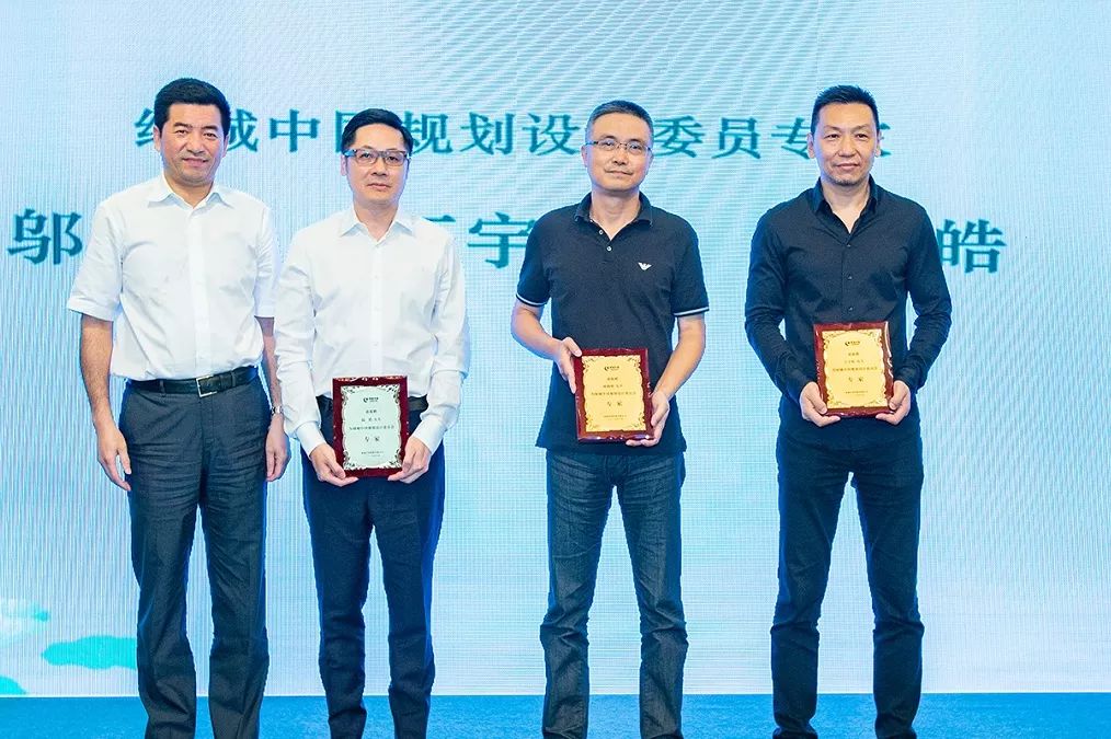 绿城中国助理总裁肖力助理总裁肖力宣读《绿城中国工程质量委员会首届