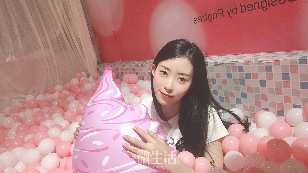 我超甜今天我就是小仙女像一个静谧的天使粉色羽毛的包围下没有女孩能