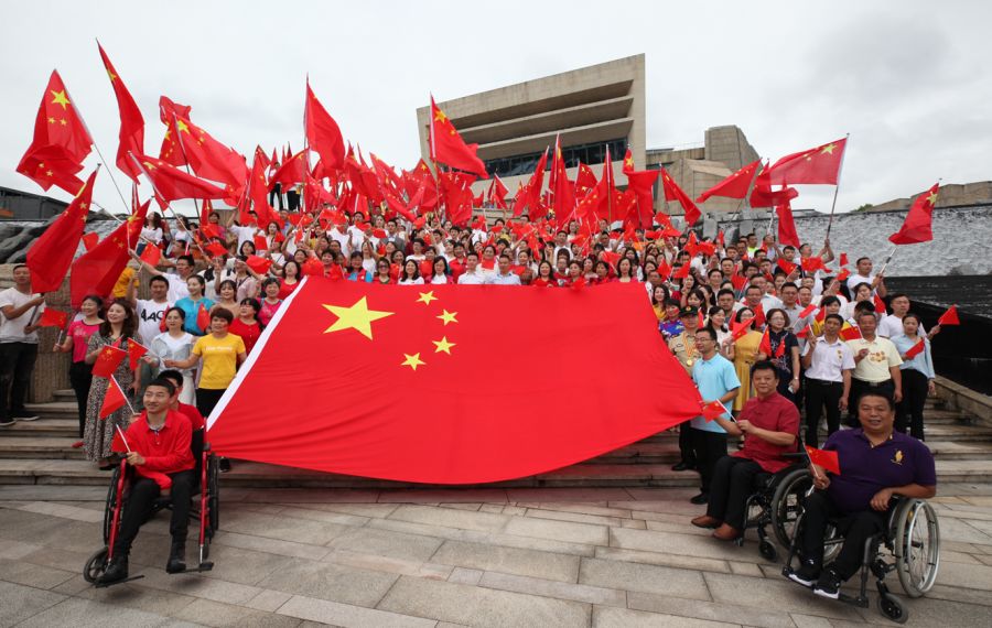 黄山5000人快闪《我和我的祖国》!