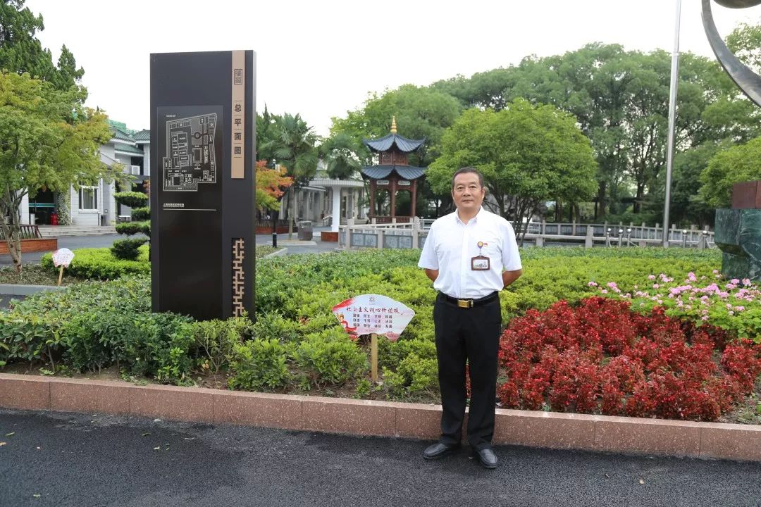 原任东海舰艇37571部队512舰艇报务班班长,现任嘉定区殡仪馆党支部