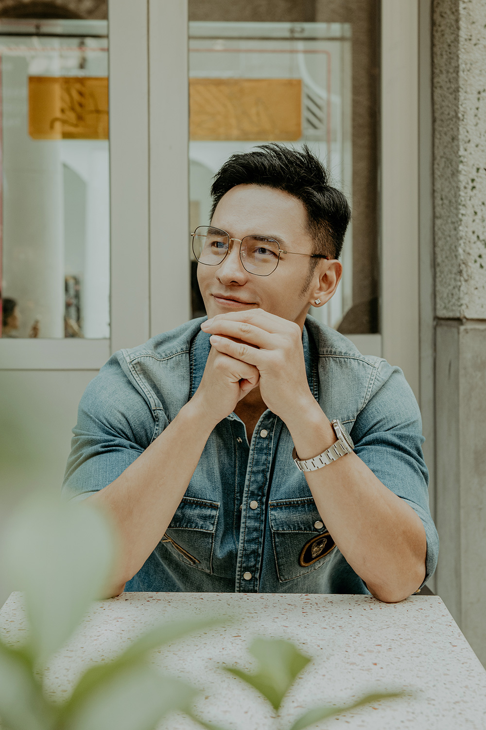 顾佑明夏日牛仔写真曝光 霸图队长清爽活力笑容很苏