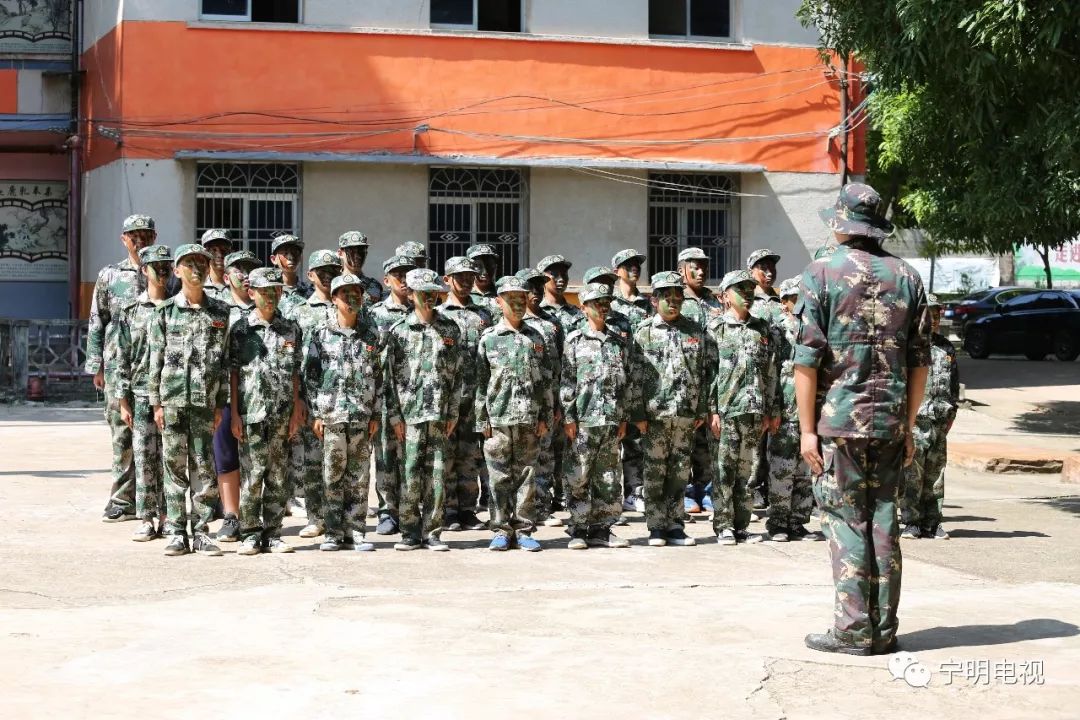 怎么回事宁明飞鸿中学被一群小迷彩服包围了