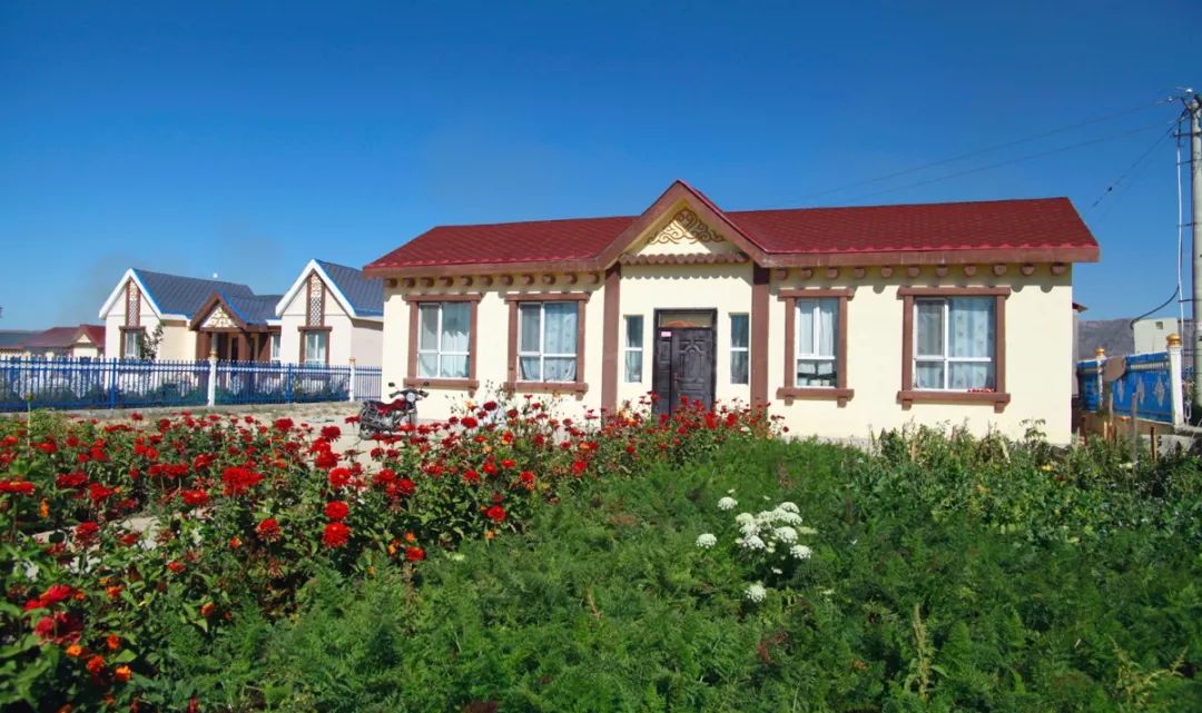 美丽休闲乡村"的村庄——也拉曼村,位于布尔津县城与喀纳斯景区之间