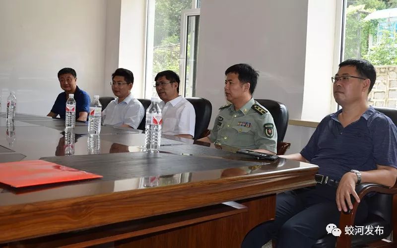 在武警吉林支队执勤二大队和蛟河森林消防大队,李明昌向广大部队官兵