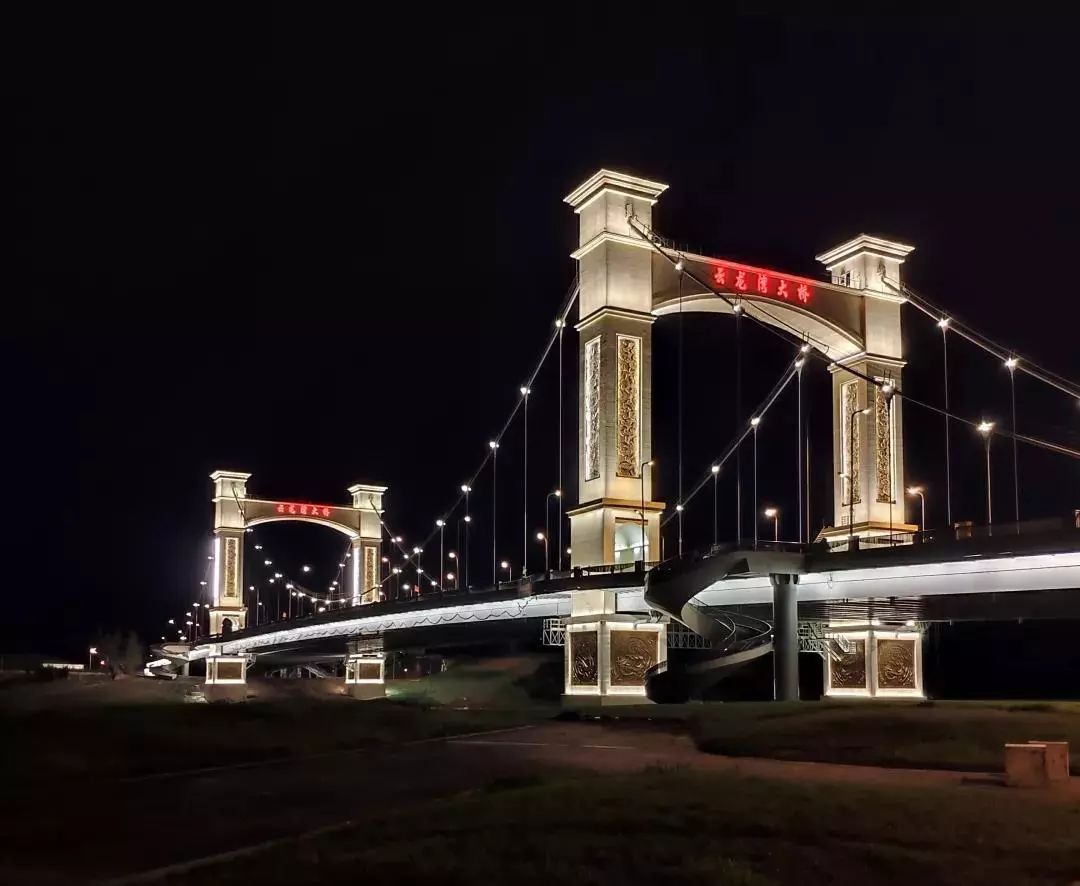 天府新区成都直管区云龙湾大桥经过910多个日夜上千人的全力奋战后