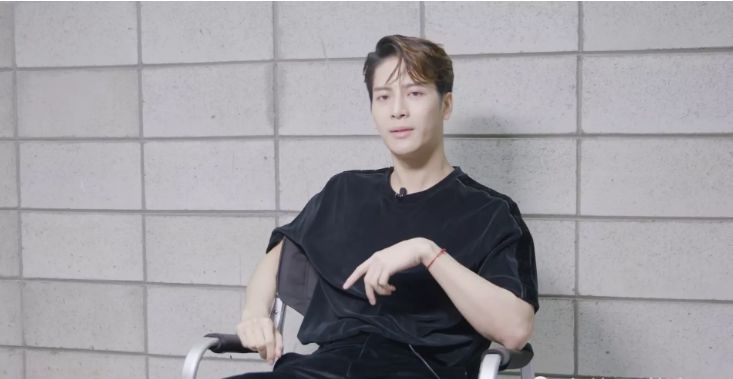 王嘉尔爆料最喜欢穿搭偏可爱的女孩希望某天醒来在妈妈的怀里