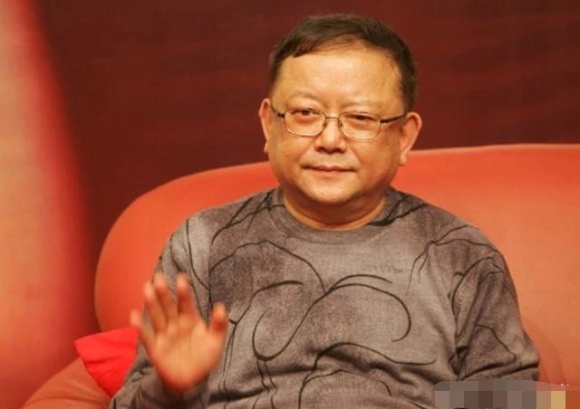 71岁王刚带小20岁妻子逛街11岁儿子正面照犹如小和 