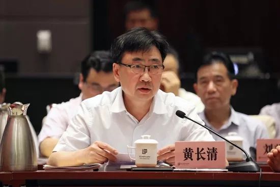 市人大常委会委员黄长清天河机场,武汉火车站的门口停了很多网约车