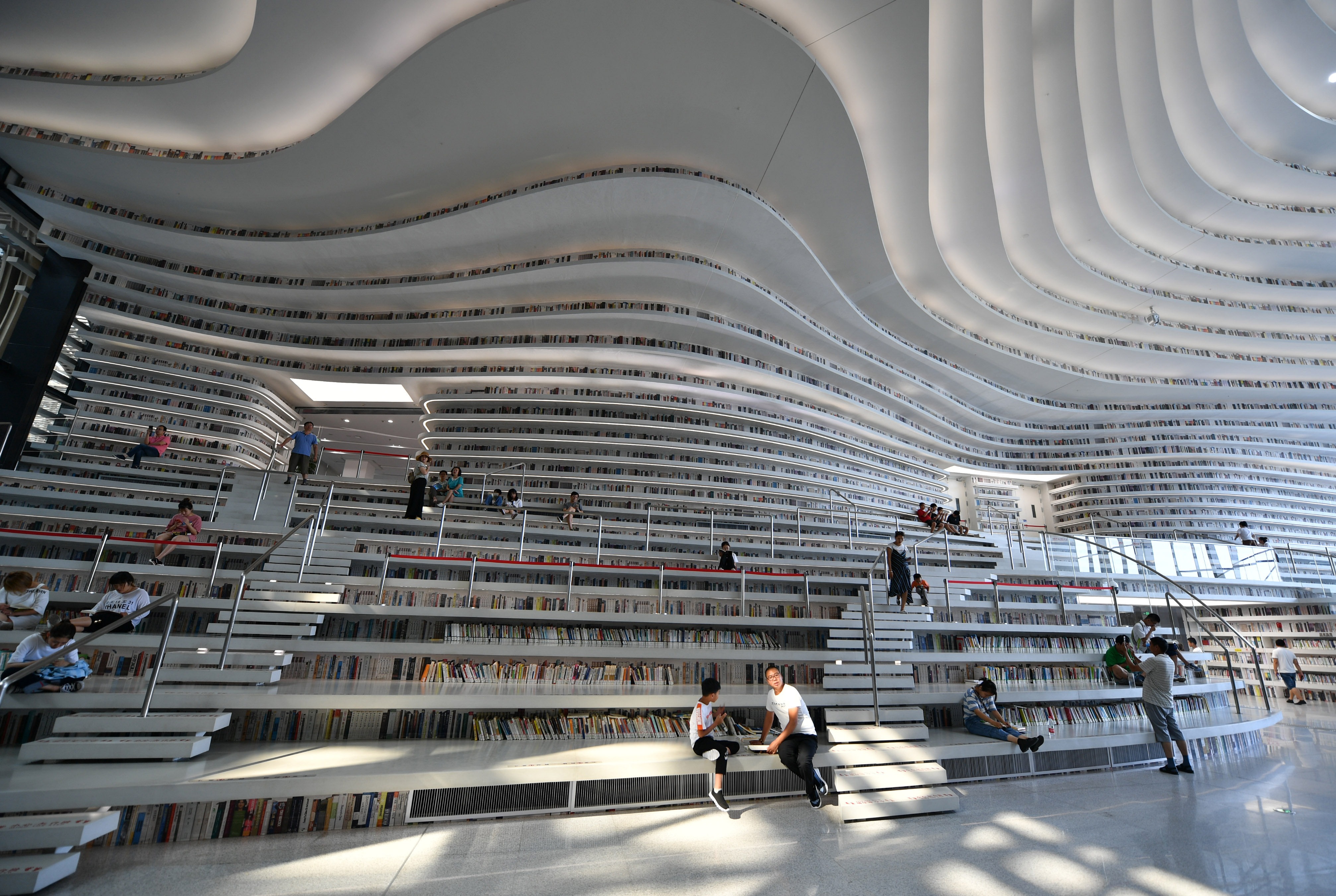 7月31日,小读者在天津滨海新区图书馆里阅读